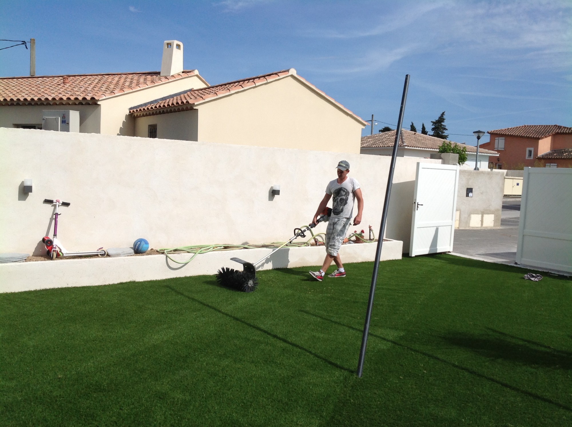 Brossage de la pelouse synthétique lors d'un chantier à Montpellier